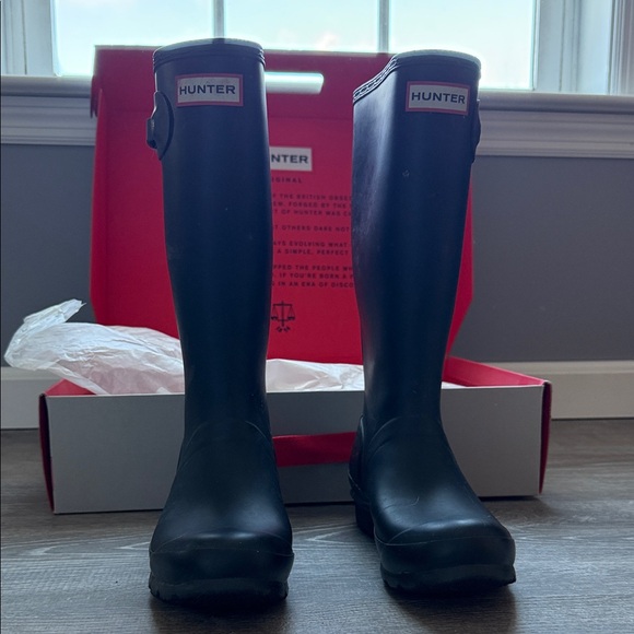 Hunter Classic Black Waterproof Boots - Picture 2 of 8